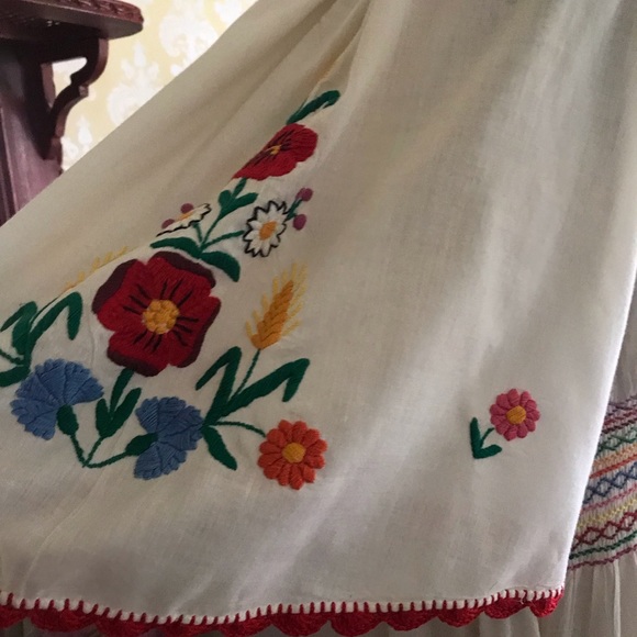 This one is a beauty! Vintage Hungarian embroidered ethnic BoHo peasant dress - Picture 5 of 11